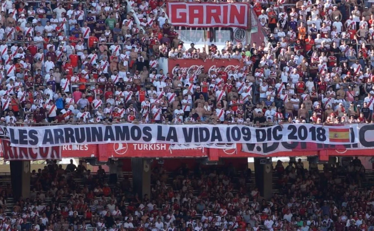 La nueva bandera se confeccionó durante la semana previa al regreso al Monumental. (FOTO: La Página Millonaria)