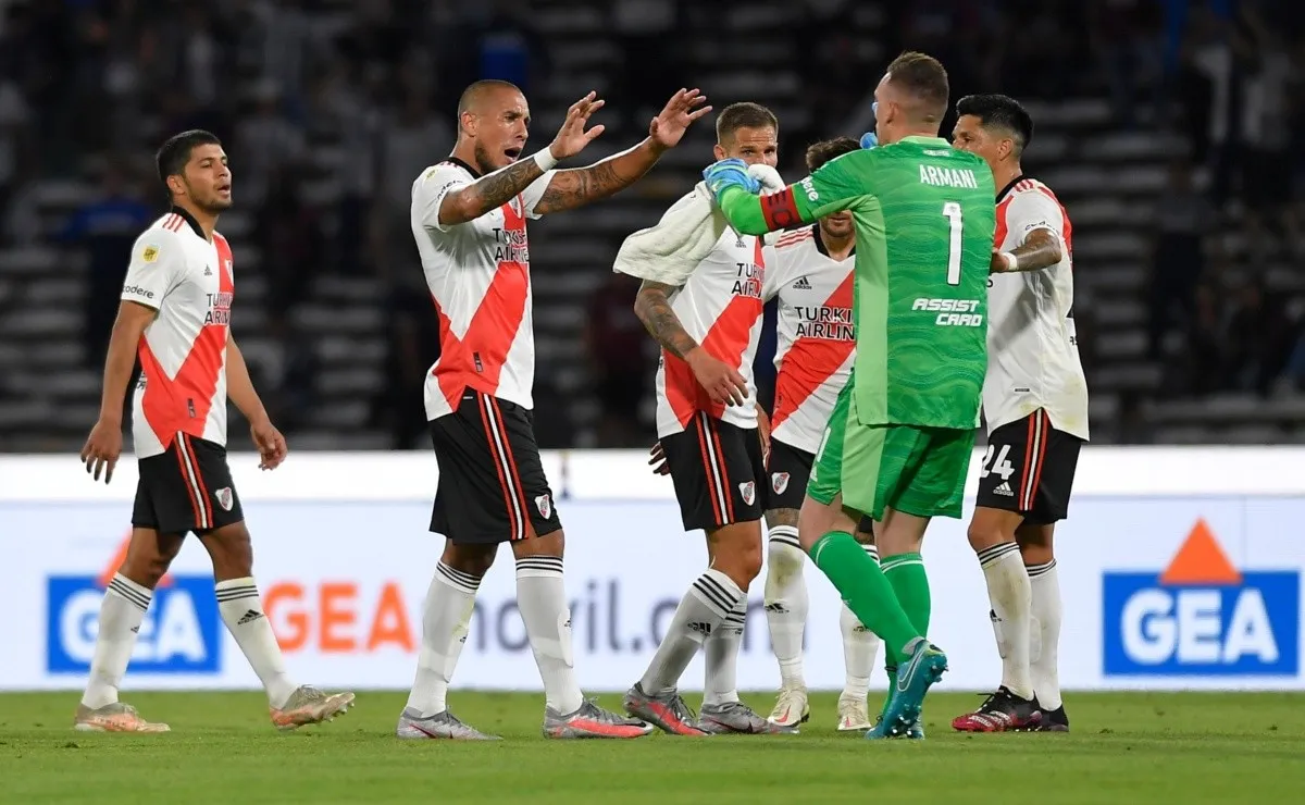 River jugó 83 minutos con un jugador menos ante Talleres.