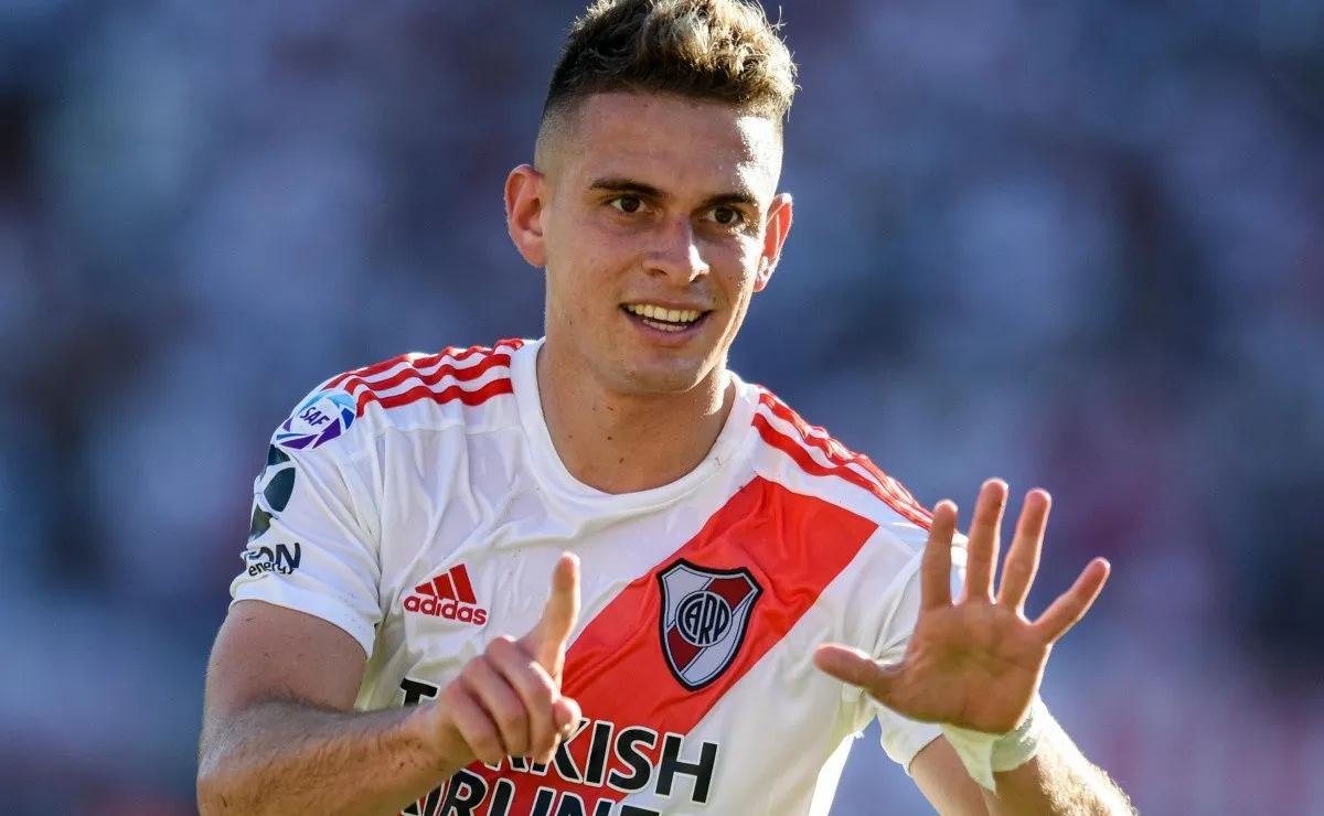 El colombiano alcanzó a Silvio Romero en lo más alto de la tabla de goleadores de la Superliga.