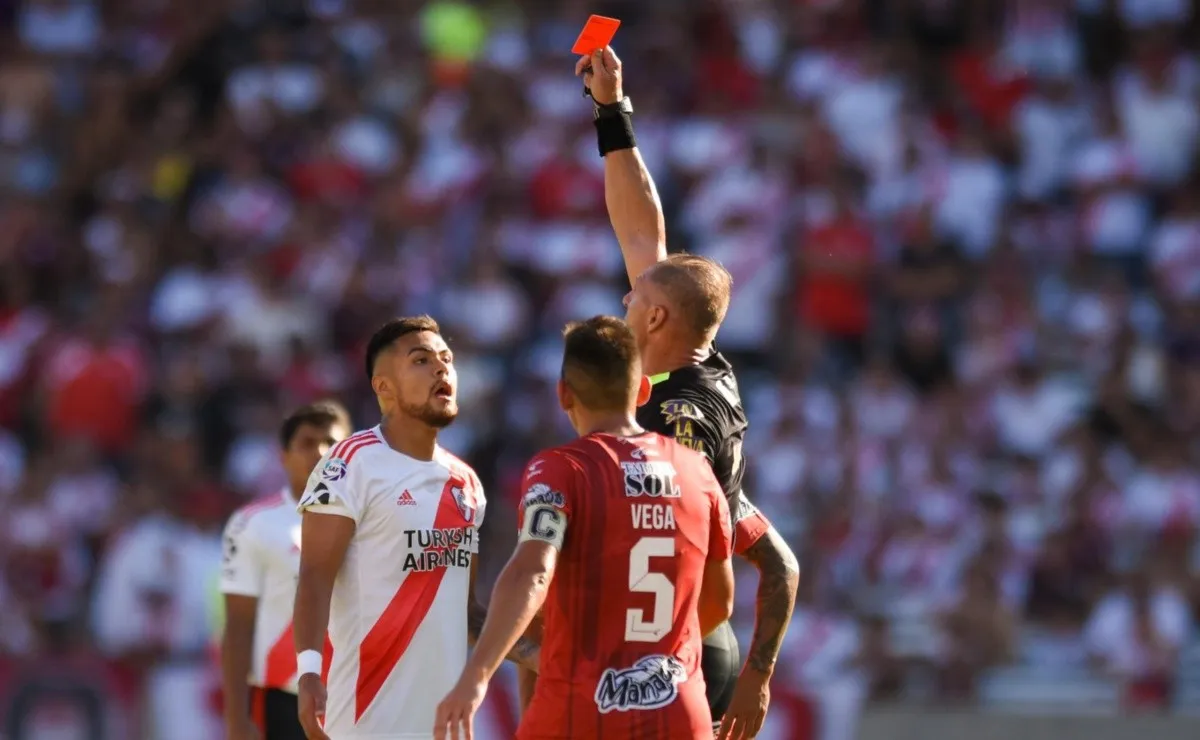 El zaguero respondió de manera irresponsable ante un empujón del rival.