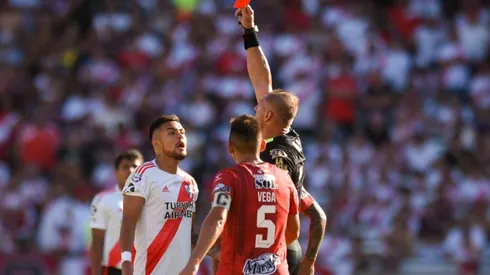 El zaguero respondió de manera irresponsable ante un empujón del rival.