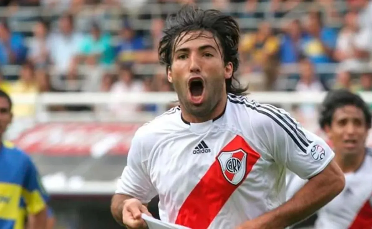 Farías gritando un gol frente a Boca, en la Bombonera.