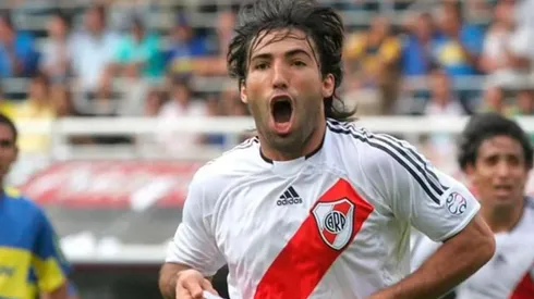 Farías gritando un gol frente a Boca, en la Bombonera.