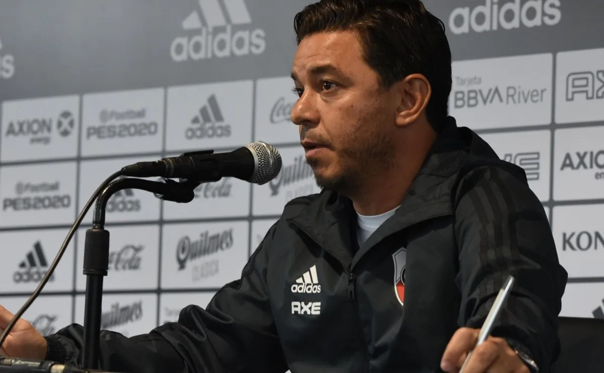 Marcelo Gallardo mostró su disconformidad con el campo de juego del estadio Monumental.