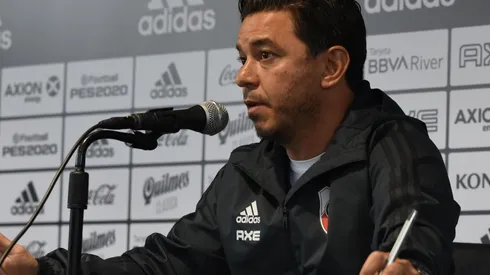 Marcelo Gallardo mostró su disconformidad con el campo de juego del estadio Monumental.