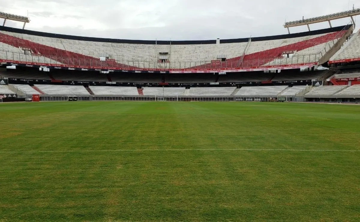 Así luce el campo de juego del Monumental.