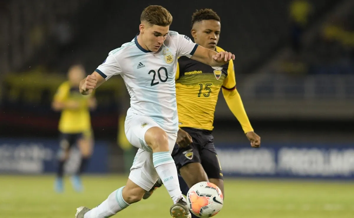 Julián Álvarez controla una acción en el duelo frente a Ecuador.