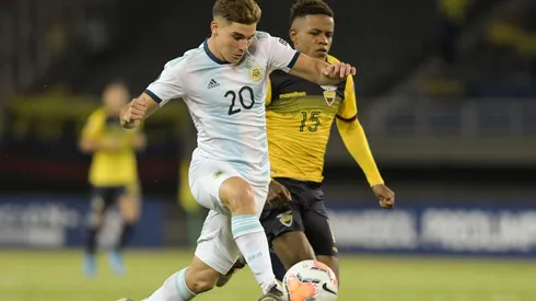 Julián Álvarez controla una acción en el duelo frente a Ecuador.