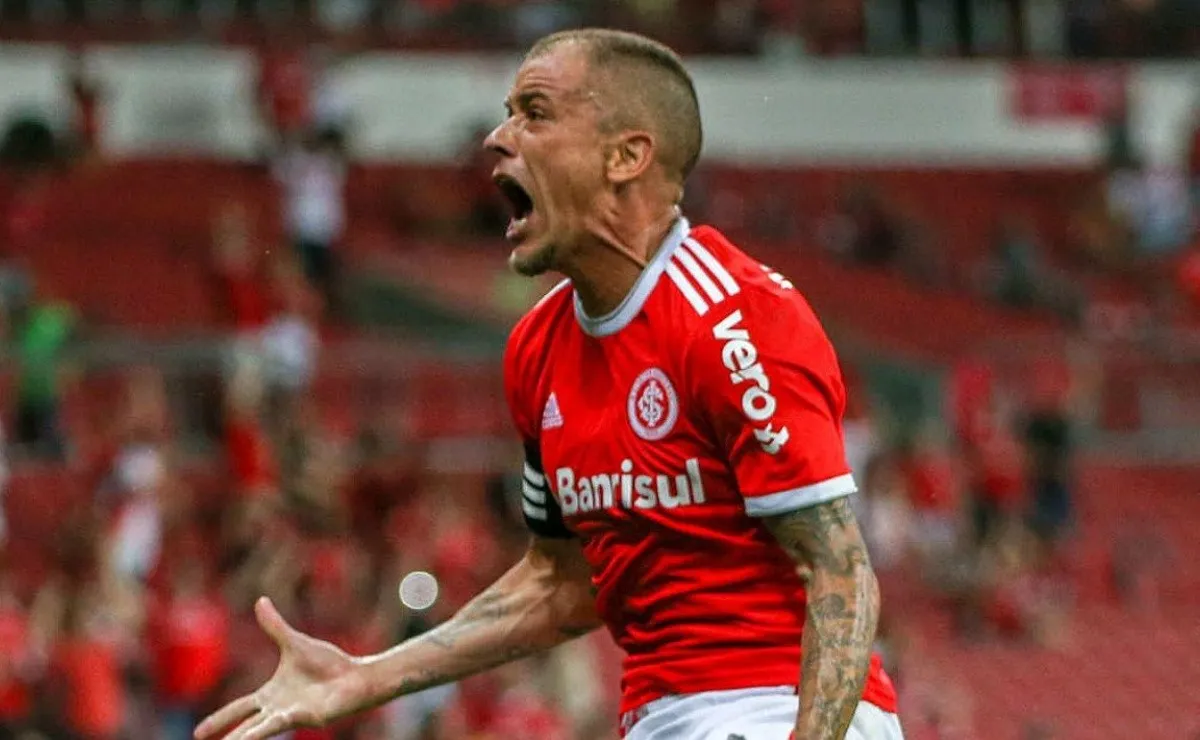 D'Alessandro grita su gol de tiro libre ante Pelotas.