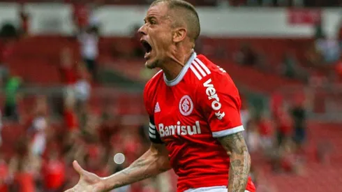 D'Alessandro grita su gol de tiro libre ante Pelotas.