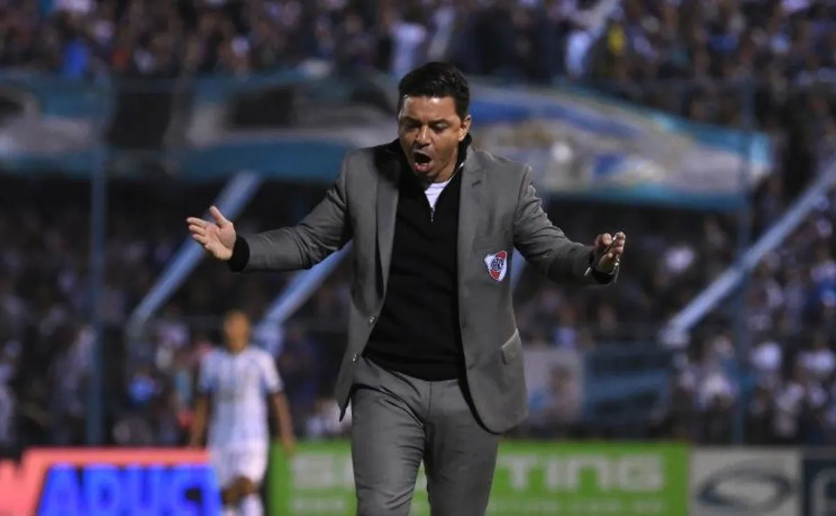 Napoleón quiso darle la pelota a Nacho Fernández con su zapato derecho.