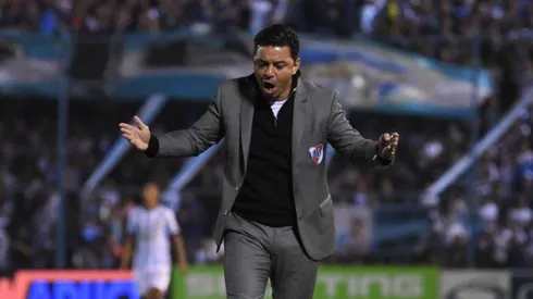 Napoleón quiso darle la pelota a Nacho Fernández con su zapato derecho.