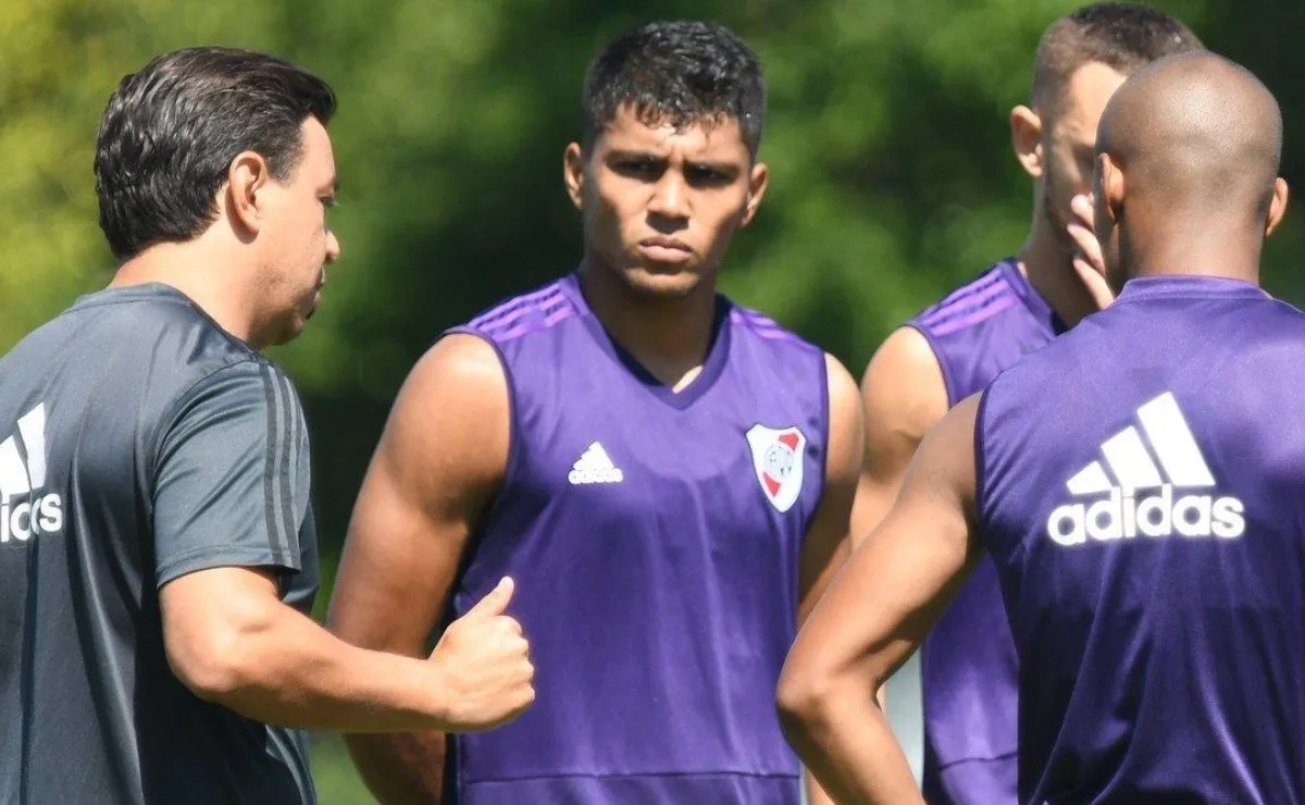 Robert Rojas escucha atentamente a Gallardo en un entrenamiento.
