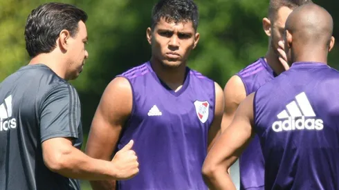 Robert Rojas escucha atentamente a Gallardo en un entrenamiento.