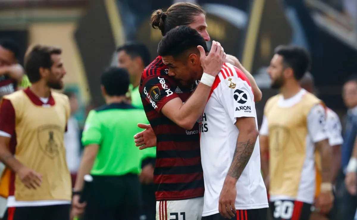 Paulo Díaz siendo consolado por Filipe Luís tras la final de la Libertadores 2019.