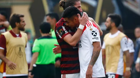 Paulo Díaz siendo consolado por Filipe Luís tras la final de la Libertadores 2019.