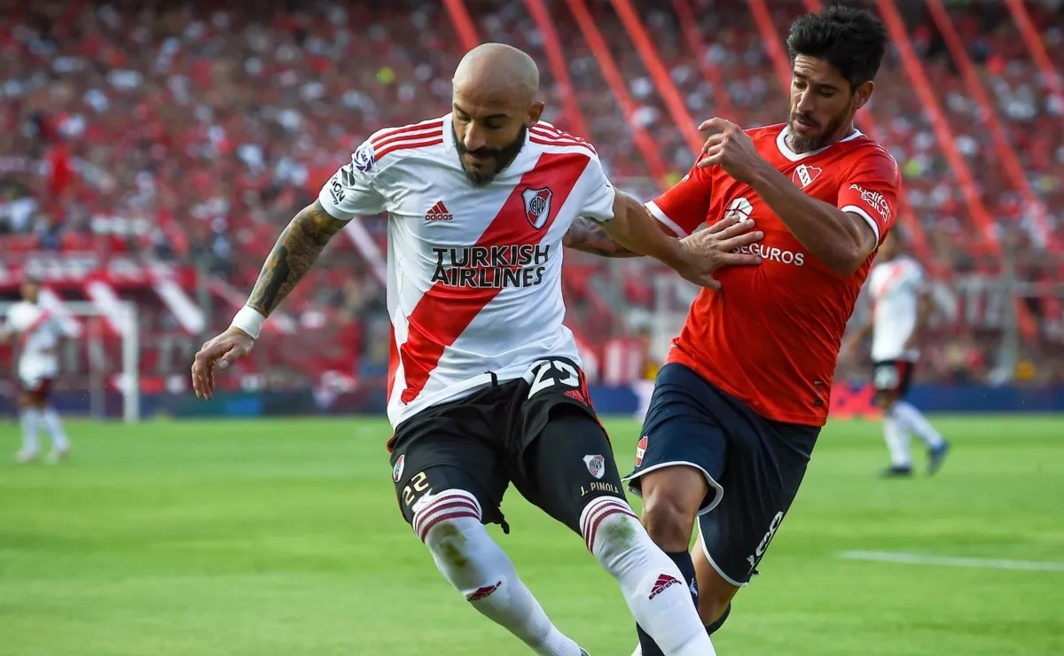 Javier Pinola fue titular en el estadio Libertadores de América.