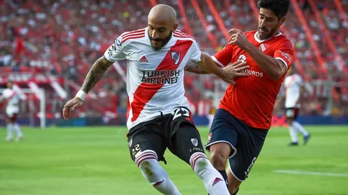 Javier Pinola fue titular en el estadio Libertadores de América.