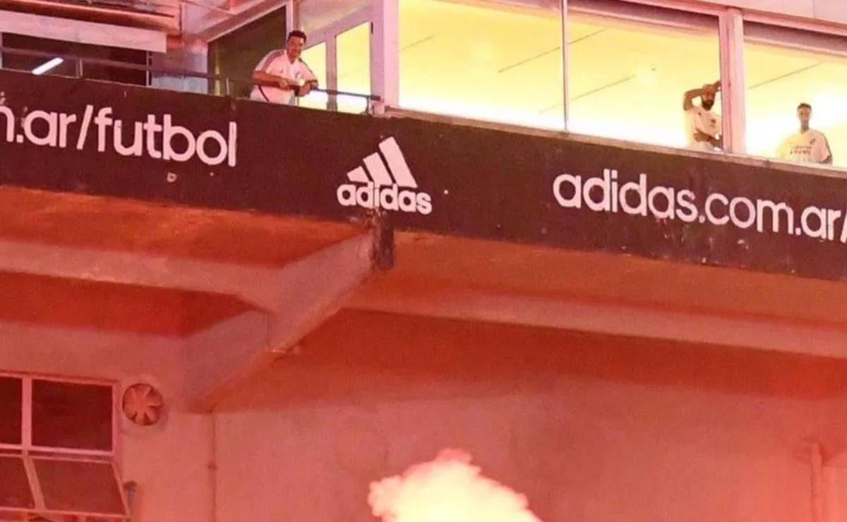 El Muñeco a pura felicidad celebró con toda la gente que se acercó a saludarlo