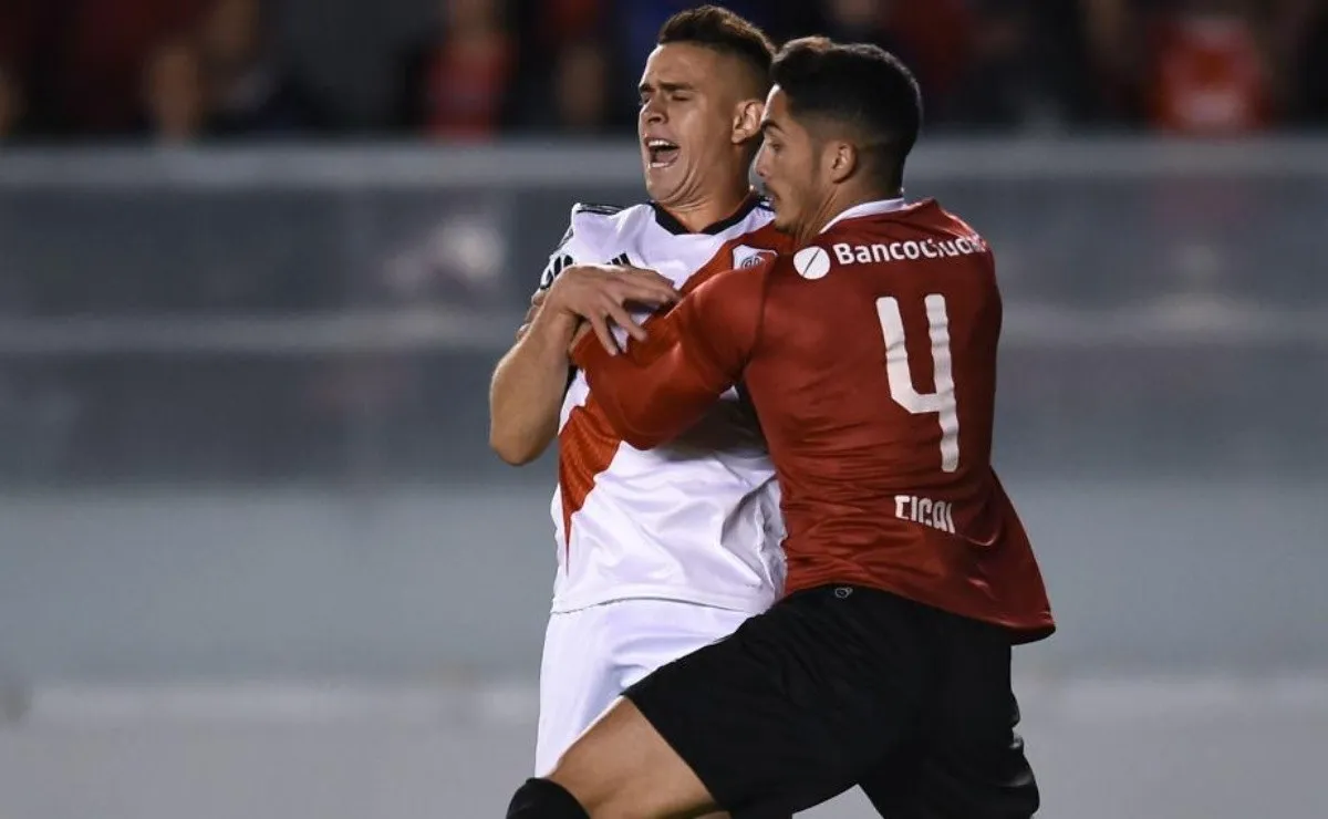 Borré forcejea con Figal en último encuentro disputado en ese estadio, que fue empate 0-0 por la Libertadores 2018