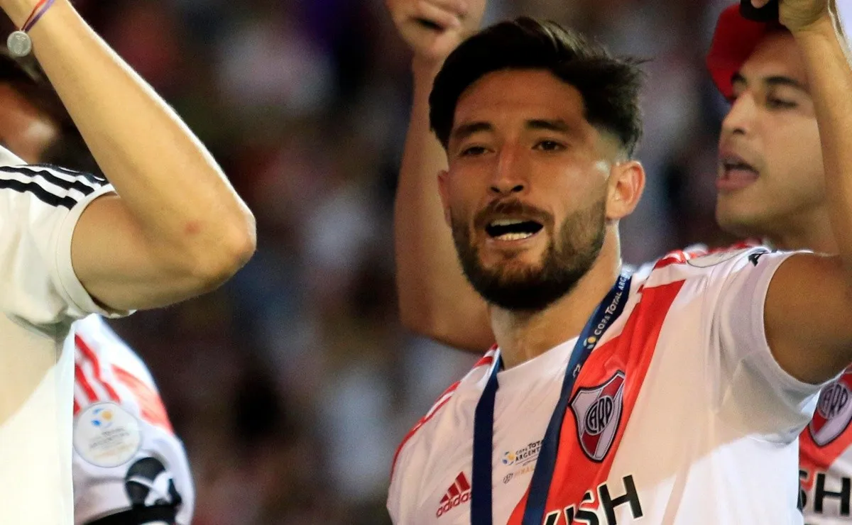 Milton Casco, como un hincha más, celebra la conquista de la Copa Argentina.