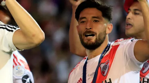 Milton Casco, como un hincha más, celebra la conquista de la Copa Argentina.