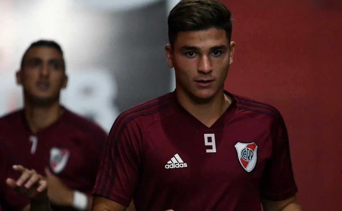 Álvarez disputó 24 partidos oficiales y marcó 3 goles