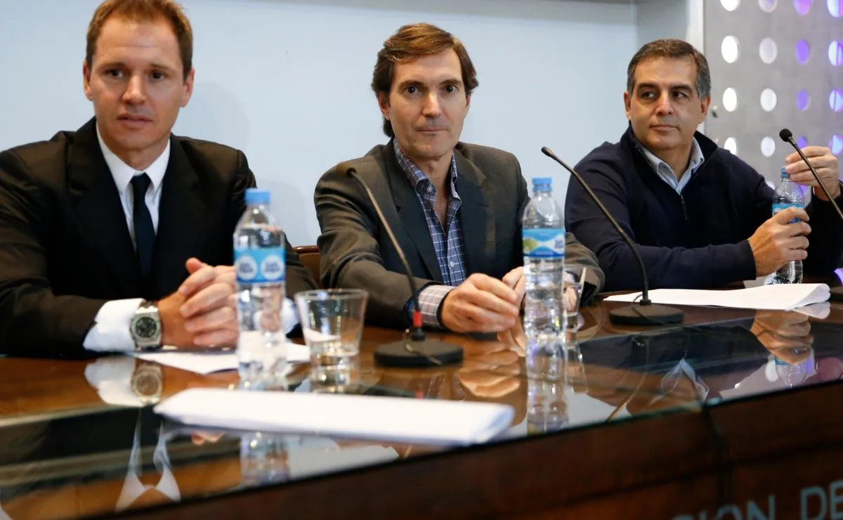 El vice de River Brito, el presidente de la Superliga Elizondo y el vice de Independiente.