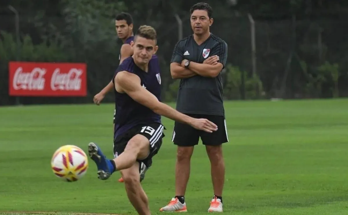 Borré se entrena bajo la atenta mirada de Gallardo.