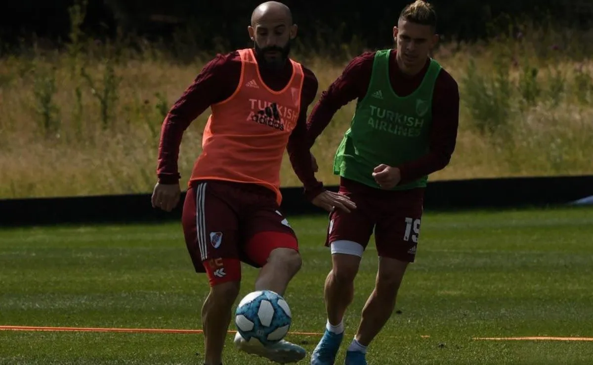 Pinola y Borré durante una de las prácticas en el campo de polo donde se entrena River.