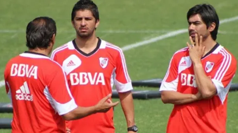 Marcelo Escudero, a la derecha, en una charla con Emiliano y Ramón Díaz.