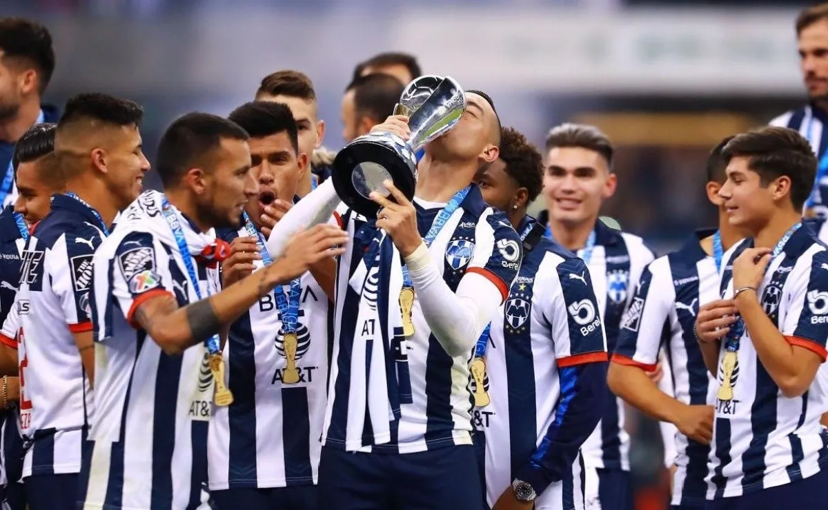 Leonel Vangioni y Rogelio Funes Mori alzando el trofeo de la Liga MX.