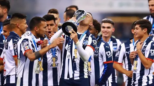 Leonel Vangioni y Rogelio Funes Mori alzando el trofeo de la Liga MX.