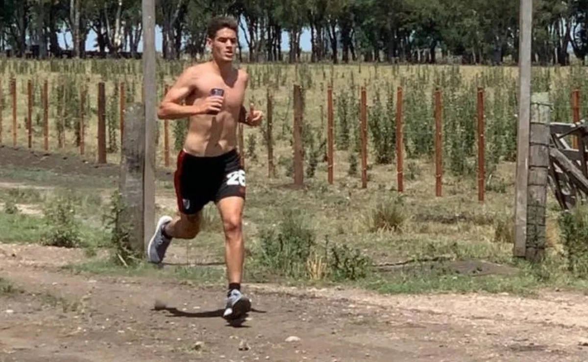 Martínez Quarta corriendo en el campo.