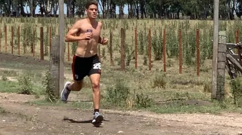 Martínez Quarta corriendo en el campo.