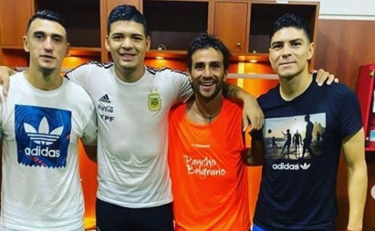 Ponzio y Suárez en el vestuario, luego de jugar con amistades en Córdoba