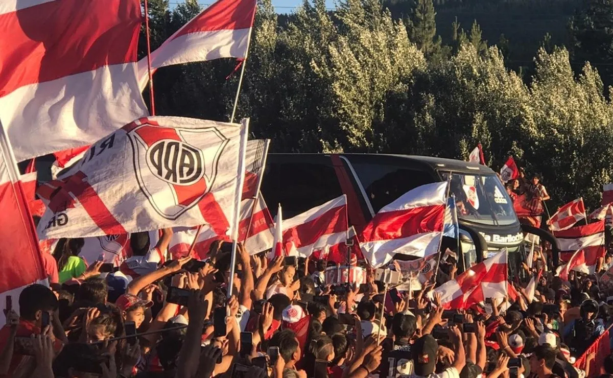 El equipo de Marcelo Gallardo arribó a la ciudad neuquina para realizar la etapa más intensa de la pretemporada.