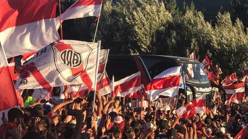 El equipo de Marcelo Gallardo arribó a la ciudad neuquina para realizar la etapa más intensa de la pretemporada.