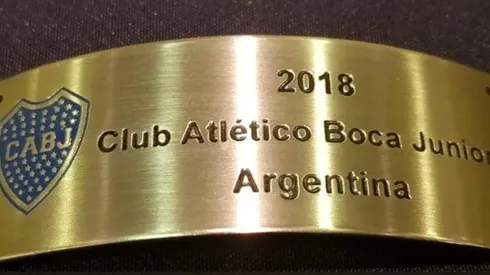 La chapita que ahora deberá colocarse en la base del trofeo reemplazando a la de River.