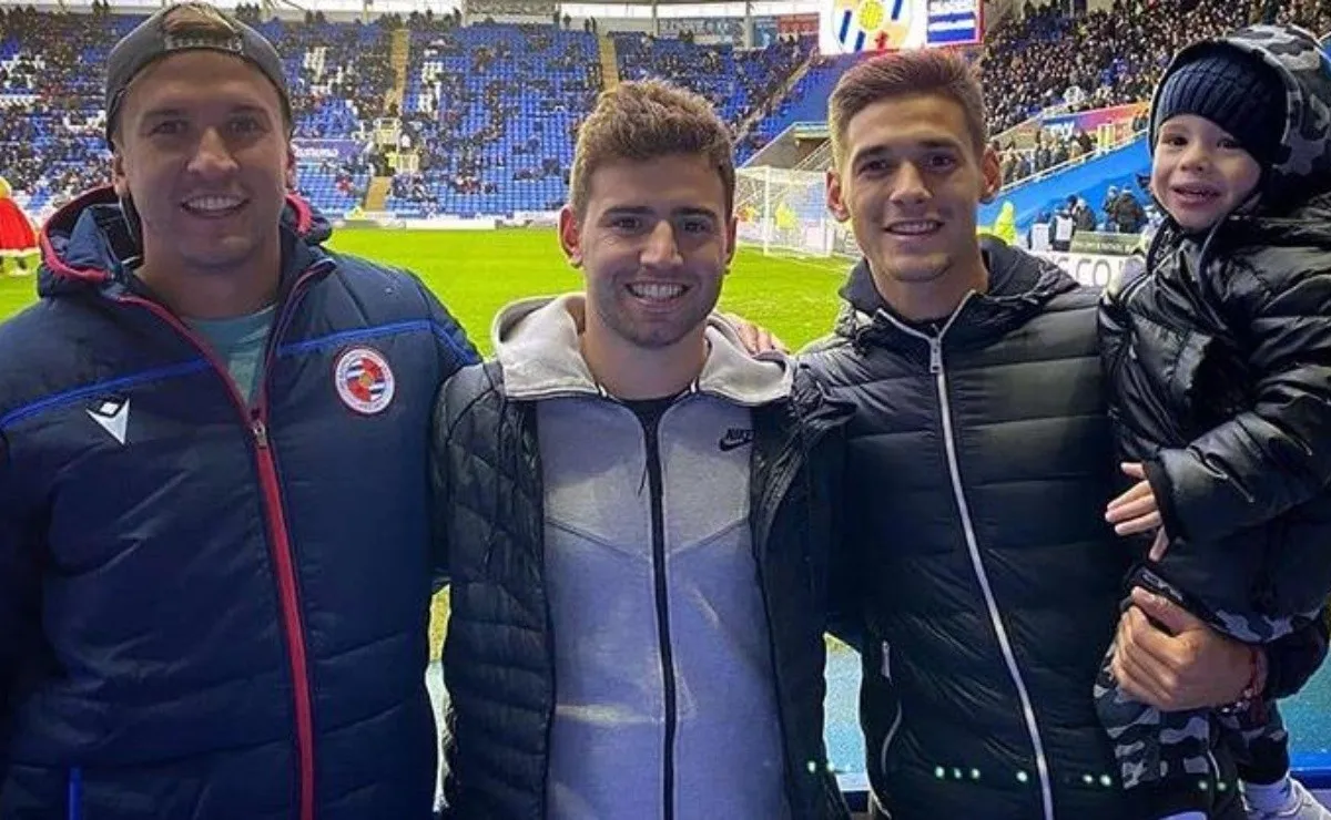 A la derecha, Lucas Martínez Quarta en el estadio del Reading.