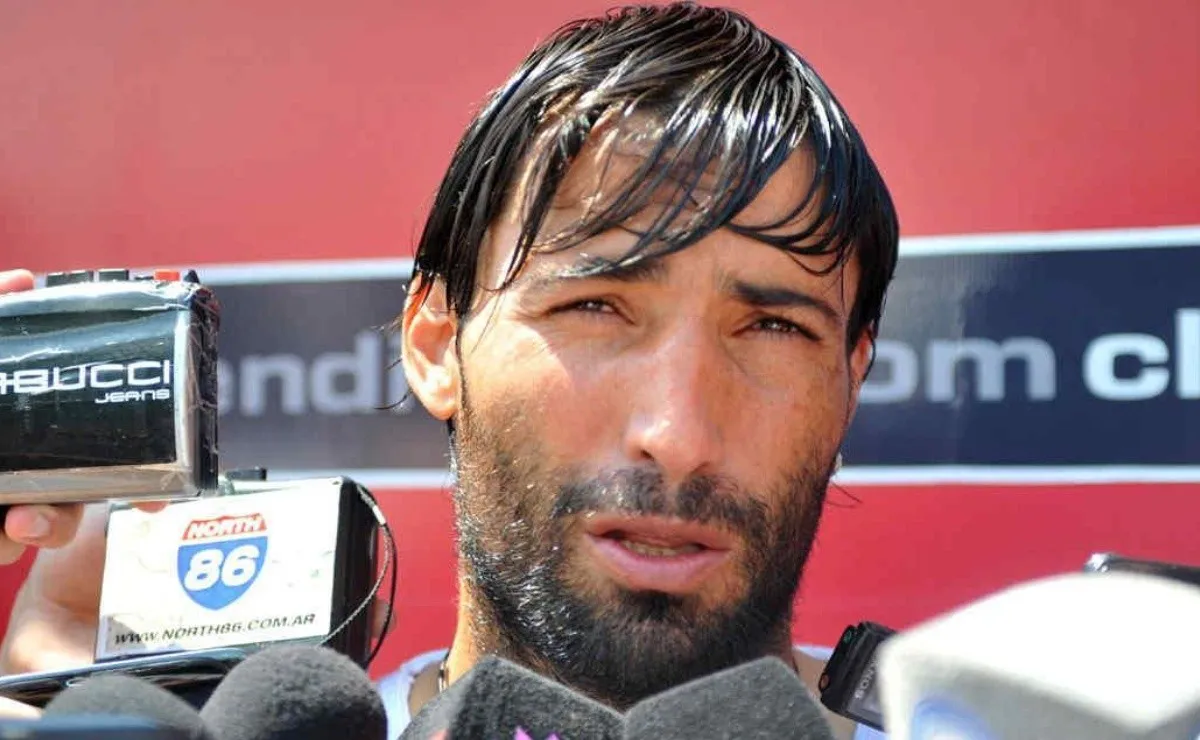Farías jugó en Estudiantes de La Plata, Palermo, River, Porto, Cruzeiro, Independiente, Danubio y América de Cali.