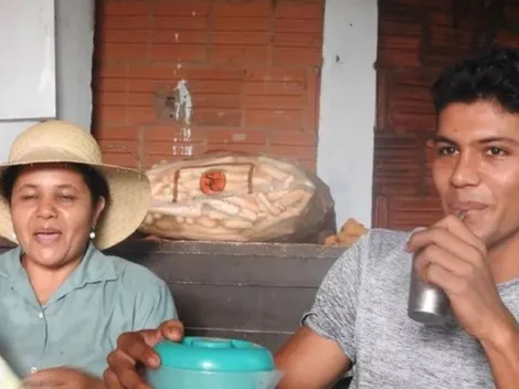 Rojas atiende el negocio de su familia en Paraguay