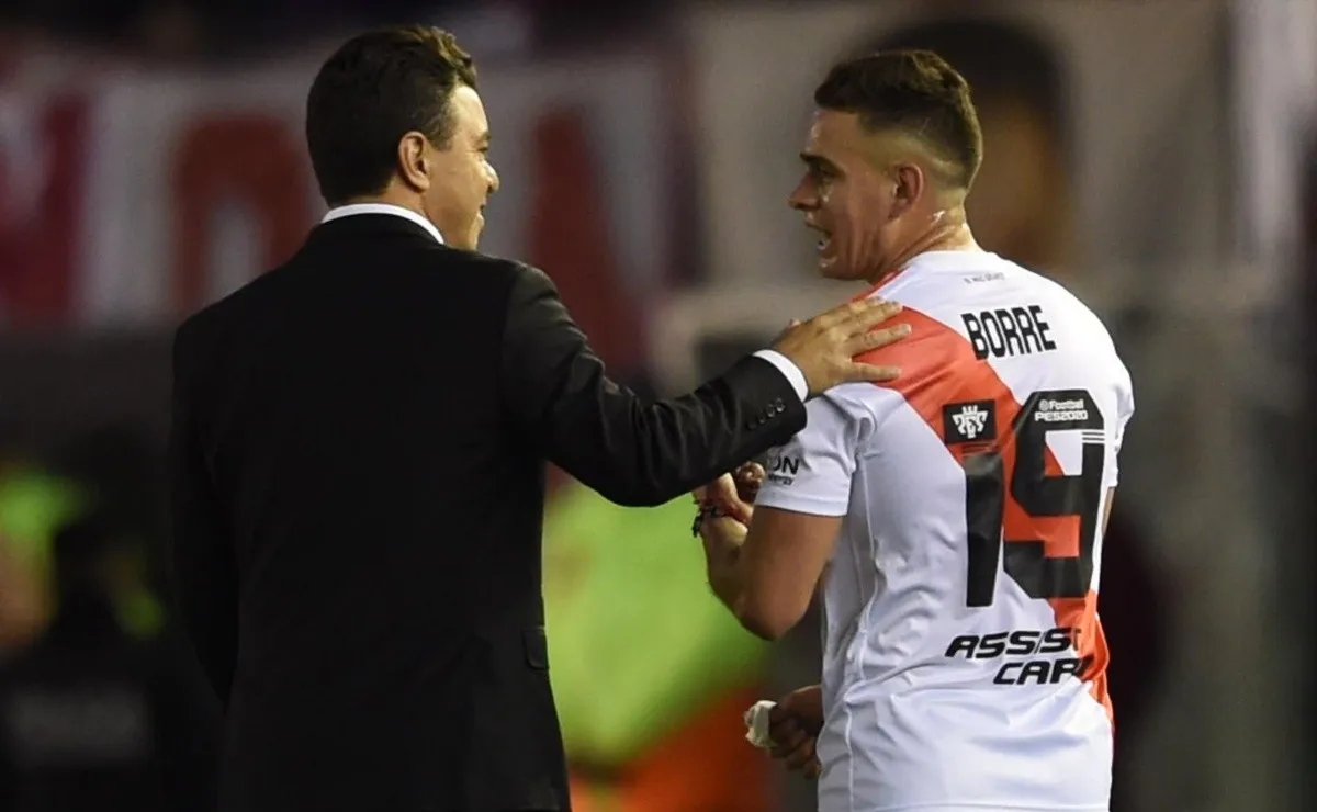 ¡Minutos después el delantero lo llenó de espuma!