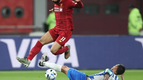 El ex lateral izquierdo de River le propinó una dura falta al crack que tiene Liverpool.