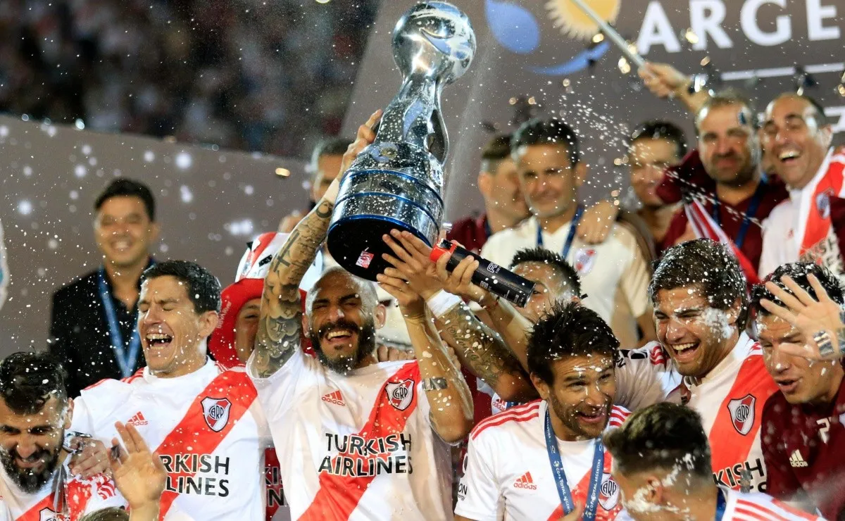 Los jugadores de River alzando la Copa Argentina 2019.