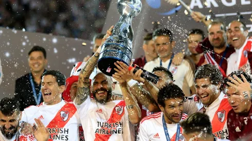 Los jugadores de River alzando la Copa Argentina 2019.