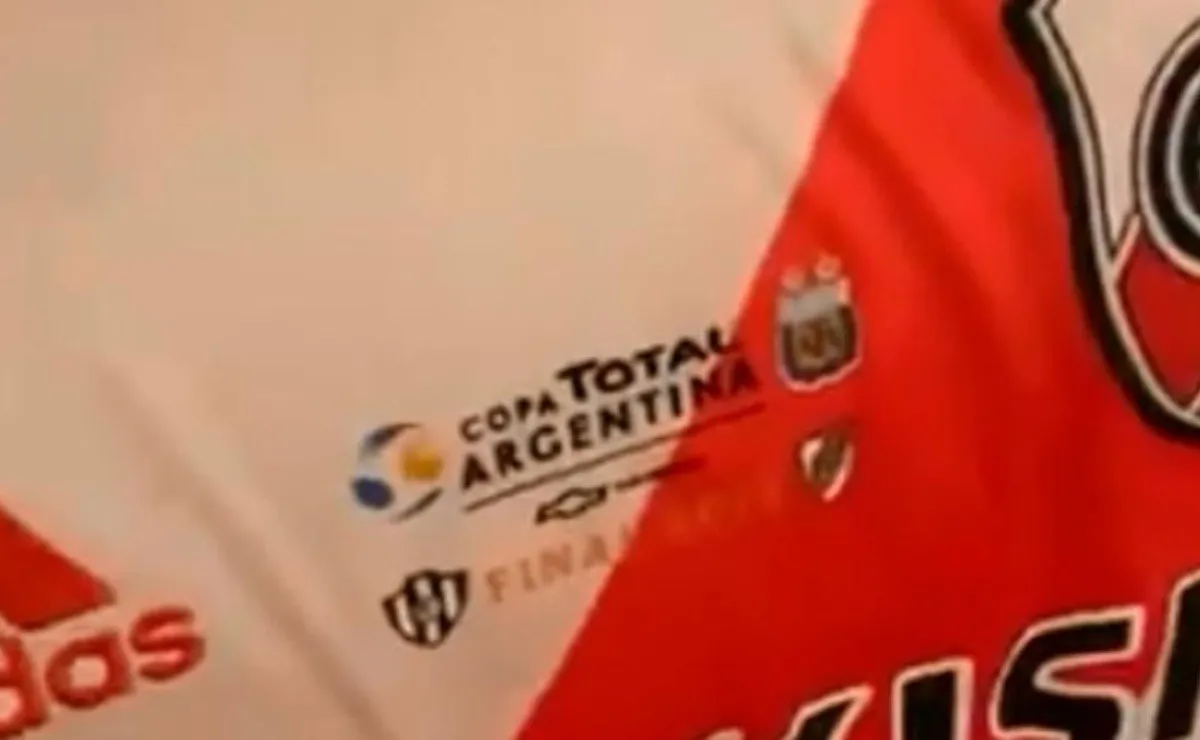 River saldrá a la cancha del Malvinas Argentina con una insignia en su pecho.