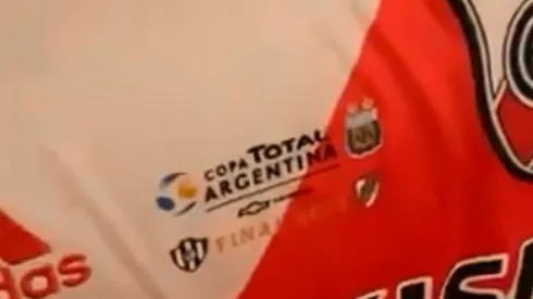 River saldrá a la cancha del Malvinas Argentina con una insignia en su pecho.