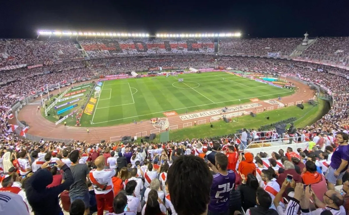 En la previa del partido ante San Lorenzo, la hinchada del Más Grande recibió al equipo con un emotivo mural.
