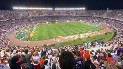 En la previa del partido ante San Lorenzo, la hinchada del Más Grande recibió al equipo con un emotivo mural.